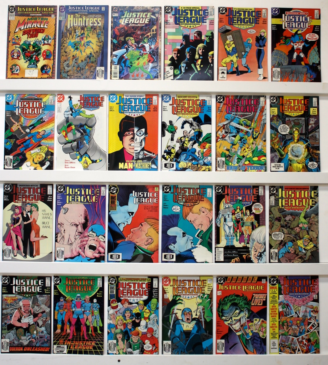 Justice League International   Lot Of 25 Comics - Primary